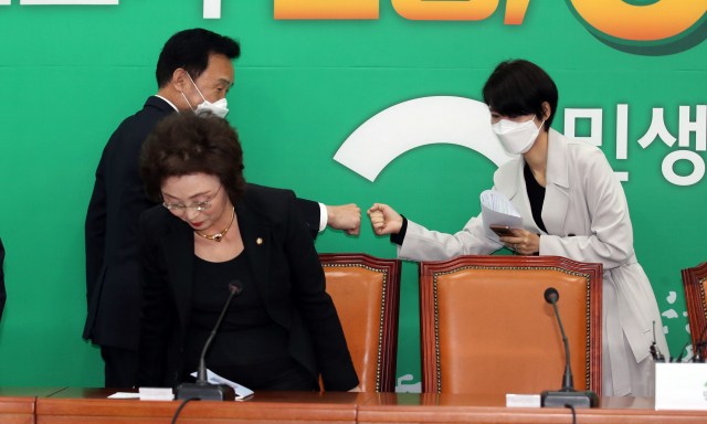 민생당 손학규 상임선대위원장과 김정화 공동대표가 17일 서울 여의도 국회에서 열린 선거대책위원회 해단식에서 인사하고 있다. 연합뉴스