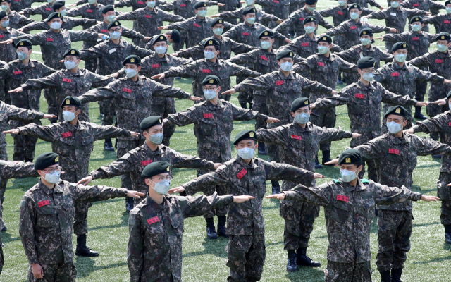 제21대 국회의원선거 사전투표 첫날인 10일 오전 충남 논산훈련소 훈련병들이 연무읍 연무문화체육센터 사전투표소장으로 들어가기 전 간격을 유지하고 있다. 연합뉴스