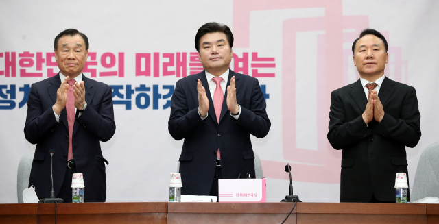미래한국당 원유철 대표 등이 17일 오전 서울 여의도 국회에서 열린 선거대책위원회 해단식에서 코로나19 의료진들에게 박수를 보내고 있다. 연합뉴스