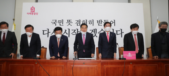미래통합당 심재철 대표권한대행 등 의원들이 17일 오전 서울 여의도 국회에서 열린 중앙선거대책위원회 해단식에서 국민들께 고개숙여 인사하고 있다. 연합뉴스