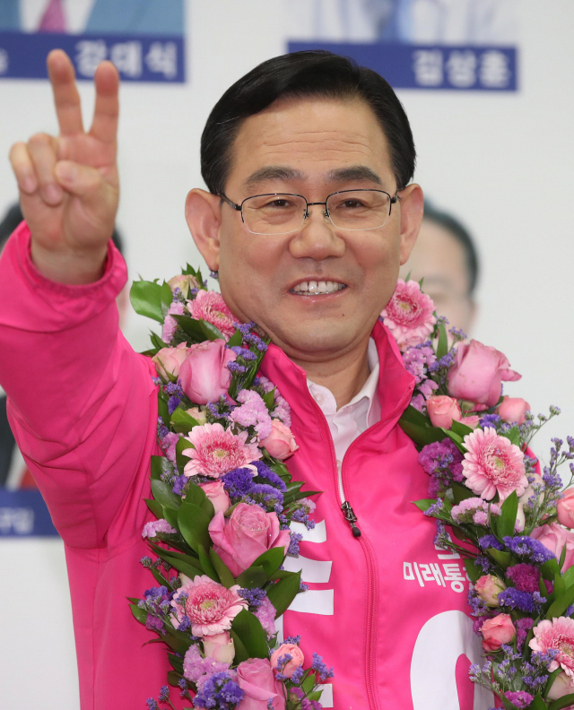 15일 오후 대구시 수성구 범어동 미래통합당 대구시당에서 수성갑에 출마한 주호영 후보가 개표 진행 중 당선이 유력해지자 밝게 웃고 있다. 연합뉴스