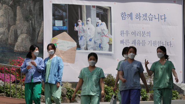 지난 19일 오후 코로나19 대응지역거점병원인 계명대 대구동산병원에서 의료진들이 근무 교대를 위해 이동하고 있다. 김영진 기자 kyjmaeil@imaeil.com