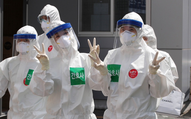 지난 18일 오후 코로나19 대응지역거점병원인 계명대 대구동산병원에서 의료진들이 근무 교대를 위해 이동하고 있다. 김영진 기자 kyjmaeil@imaeil.com