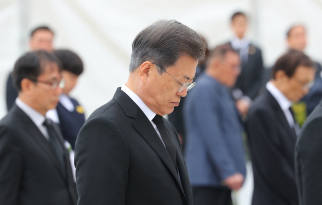 문재인 대통령이 19일 오전 서울 강북구 국립4.19민주묘지에서 열린 제60주년 4.19혁명 기념식에 참석, 순국선열 및 호국영령, 4.19 희생자 영령에 대한 묵념을 하고 있다. 연합뉴스