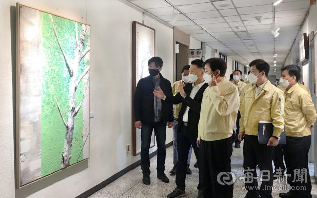경북 안동시청 웅부관이 아트 갤러리로 탈바꿈 했다. 청사 복도에 지역 예술인들의 작품을 전시해 시청을 찾는 지역민들이 코로나19로 지친 몸과 마음을 잠시라도 달랠 수 있는 공간으로 새롭게 연출됐다. 권영세 안동 시장 등이 작품을 둘러보고 있다. 안동시 제공