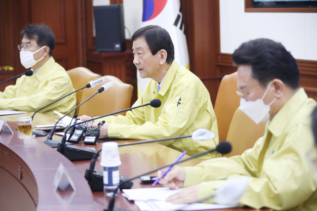 정부가 코로나19로 어려움을 겪는 소득 하위 70% 이하 가구에 긴급재난지원금을 신속하게 지원할 수 있도록 중앙과 지방의 역량을 집중하기로 했다. 17일 정부서울청사에서 진영 장관이 기재부·복지부 관계자와 지방자치단체 부단체장이 영상으로 참여해 열린 회의에서 긴급재난지원금 지급을 위한 2차 국가 추가경정예산(추경)안과 관련한 후속 조치를 논의하고 있다. 연합뉴스