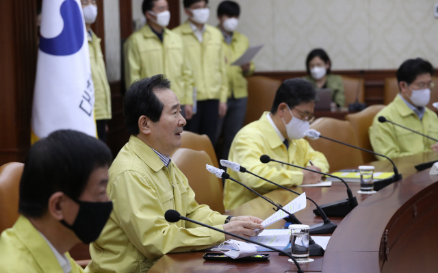 정세균 국무총리가 19일 정부서울청사에서 코로나19 대응 중앙재난안전대책본부 회의를 주재하고 있다. 연합뉴스