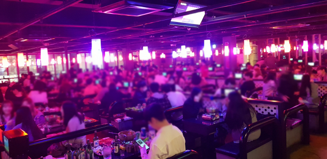 18일 오후 11시쯤 중구 동성로에 위치한 헌팅포차에 300여명이 넘는 손님이 술을 마시고 있다. 대부분 마스크를 착용하지 않은 상태다. 신중언 기자