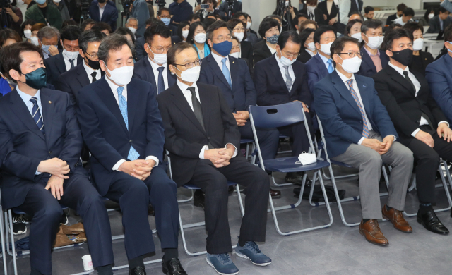 더불어민주당 이인영 공동선대위원장(왼쪽부터), 이낙연, 이해찬 상임선대위원장과 더불어시민당 우희종, 최배근 상임선대위원장이 17일 서울 여의도 당사에서 열린 선거대책위원회 합동 해단식에서 시민당 이종걸 상임선대위원장의 인사말을 듣고 있다. 연합뉴스