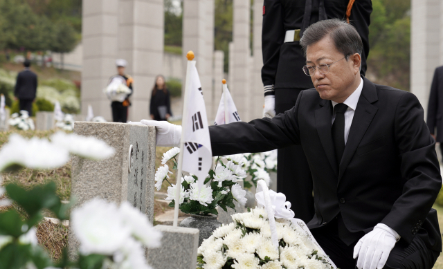 문재인 대통령이 19일 오전 서울 강북구 국립 4.19 민주묘지에서 열린 제60주년 4.19혁명 기념식에 참석한 뒤 故 전한승 군 묘비 앞에서 고인을 추모하고 있다. 연합뉴스