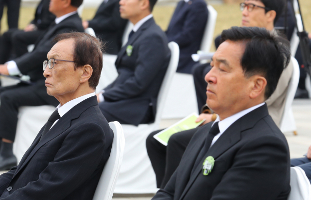더불어민주당 이해찬 대표(왼쪽)와 미래통합당 심재철 대표 권한대행이 19일 오전 서울 강북구 국립4.19민주묘지에서 열린 제60주년 4.19혁명 기념식에 참석해 있다. 연합뉴스