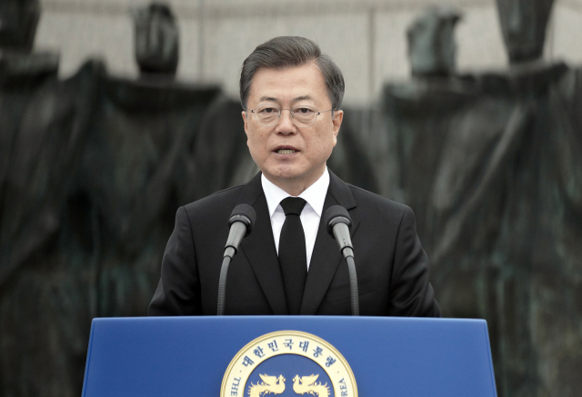 문재인 대통령이 19일 오전 서울 강북구 국립4.19민주묘지에서 열린 제60주년 4.19혁명 기념식에서 기념사를 하고 있다. 연합뉴스