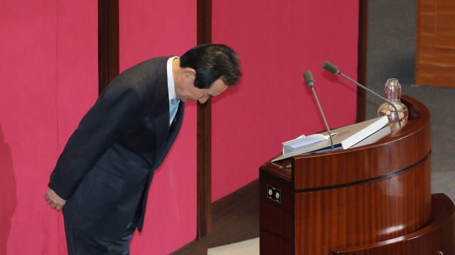 정세균 국무총리가 20일 오후 열린 국회 본회의에서 코로나19 사태 긴급재난지원금 지급을 위한 2차 추가경정예산안 편성 관련 시정연설을 하기에 앞서 인사하고 있다. 연합뉴스