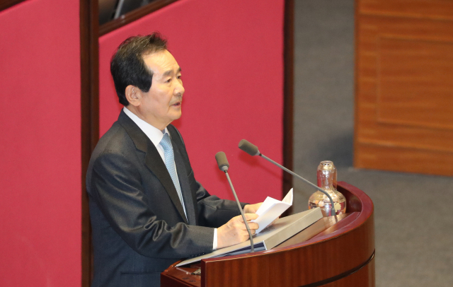 정세균 국무총리가 20일 오후 열린 국회 본회의에서 코로나19 사태 긴급재난지원금 지급을 위한 2차 추가경정예산안 편성 관련 시정연설을 하고 있다. 연합뉴스