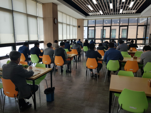 경북개발공사는 직원들이 구내식당을 이용할 시 코로나19 예방을 위해 마주보고 앉는 것을 금지하고 조별로 20분 간 시간차를 두고 식사를 하도록 하고 있다. 경북개발공사 제공
