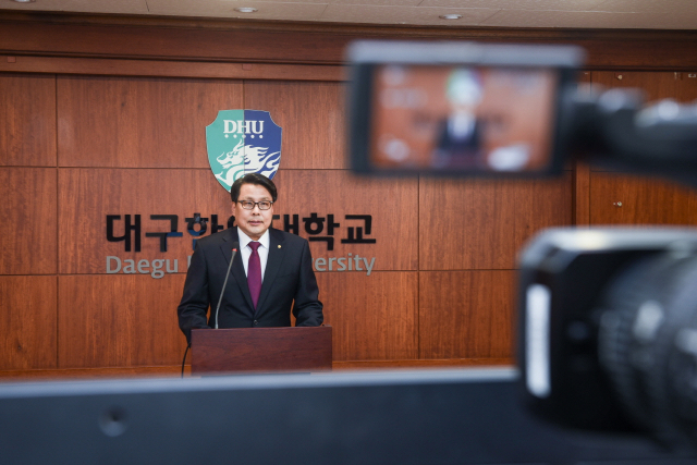 2020학년도 1학기 학사업무의 원활한 수행을 위하여 전체 교직원회의를 원격화상회의로 진행하고 있는 변창훈 총장. 대구한의대 제공