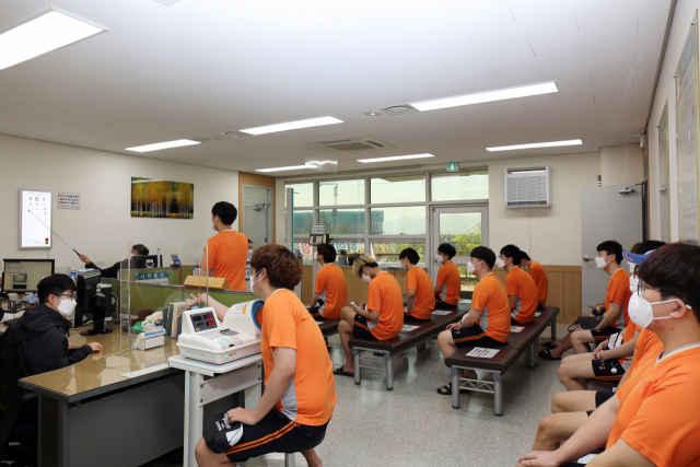 대구경북병무청이 코로나19 여파로 잠정 중단됐던 병역판정검사를 재개했다. 병무청 제공