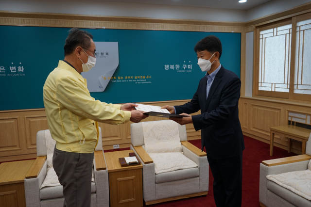 장세용(왼쪽) 구미시장이 박순용 구미시 노사민정협의회 사무국장에게 임명장을 수여하고 있다. 구미시 제공