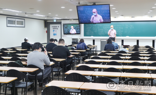 20일 오후 대구 중구 한 공무원 학원 강의실이 수업을 듣는 수강생들이 거의 없어 썰렁한 모습을 보이고 있다. 학원 관계자는 