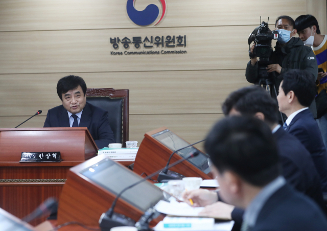 한상혁 방송통신위원장이 20일 과천 방통위에서 열린 회의에서 발언을 하고 있다. 방통위는 이날 회의에서 종합편성채널 사업자 TV조선과 채널A의 재승인 여부를 의결한다. 연합뉴스