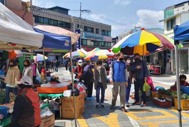 57일만에 재개장한 경북 포항시 오천 5일장이 모처럼 활기를 띄고 있다. 이상원 기자