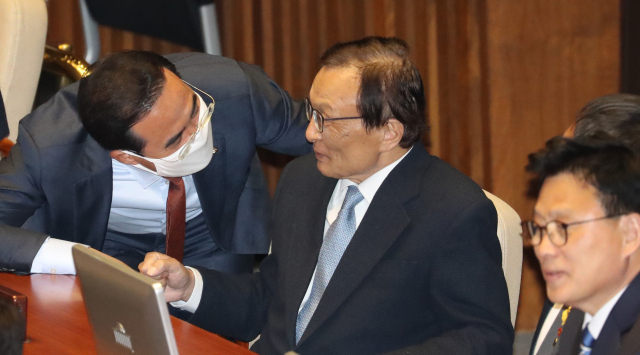 더불어민주당 이해찬 대표가 20일 오후 국회 본회의장에서 의원들과 인사하고 있다. 연합뉴스
