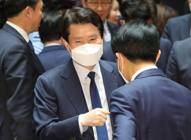 더불어민주당 이인영 원내대표가 20일 오후 서울 여의도 국회에서 열린 의원총회에서 참석자들과 인사하고 있다. 연합뉴스