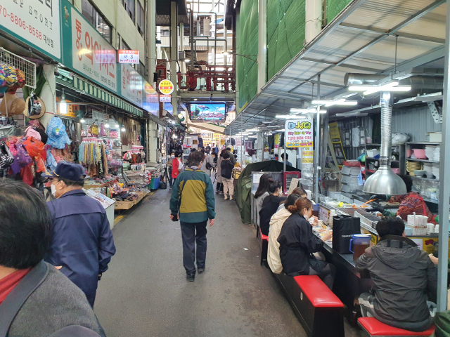 20일 오전 대구 중구 서문시장을 찾은 사람들이 쇼핑을 하거나 음식을 먹고 있다. 배주현 기자