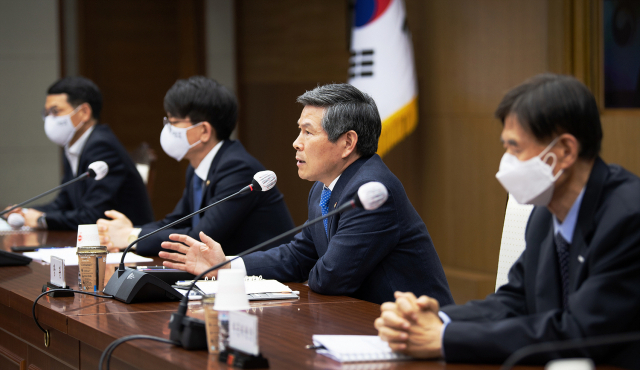 정경두(사진 가운데) 국방부 장관이 지난 17일 오후 서울 용산구 국방부 대회의실에서 열린 