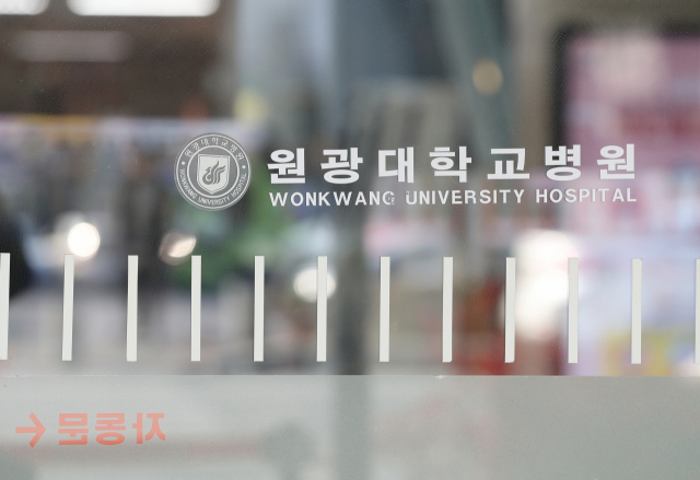 국내에서 여덟번째 신종 코로나바이러스 감염증으로 확진된 환자가 치료를 받는 격리 병동이 있는 전북 익산시 원광대병원 출입문이 31일 오후 병원 관계자에 의해 통제되고 있다. 연합뉴스