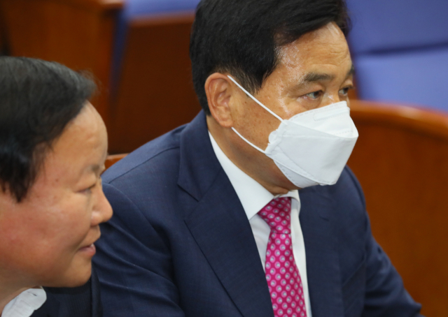 미래통합당 심재철 원내대표(오른쪽)와 김재원 정책위의장이 20일 국회에서 열린 비공개 의원총회에서 굳은 표정을 짓고 있다. 연합뉴스