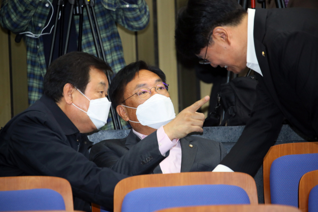 미래통합당 김무성(왼쪽부터), 정진석, 장제원 의원이 20일 국회에서 열린 비공개 의원총회에서 인사를 나누고 있다. 연합뉴스