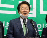 정동영 민생당 전주병 국회의원 후보가 16일 전북도의회에서 기자회견을 갖고 낙선 인사를 하고 있다. 연합뉴스