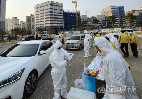 안동시는 코로나19 확산 차단을 위해 경북도청 신도시에 드라이브 선별진료소를 설치운영했다. 안동시 제공