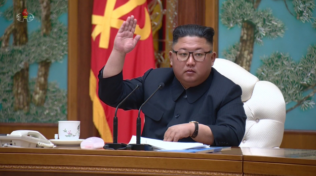 조선중앙TV는 12일 전날 당중앙위원회 본부청사에서 열린 노동당 정치국 회의 현장 사진을 보도했다. 김정은 국무위원장이 오른손을 들고 있다. [조선중앙TV 캡처] [국내에서만 사용가능. 재배포 금지. For Use Only in the Republic of Korea. No Redistribution] 연합뉴스