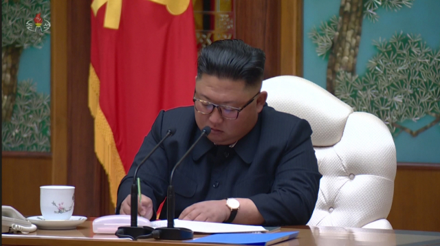 조선중앙TV는 12일 전날 당중앙위원회 본부청사에서 열린 노동당 정치국 회의 현장 사진을 보도했다. 김정은 국무위원장이 오른손으로 종이에 무언가 필기하고 있다. 연합뉴스