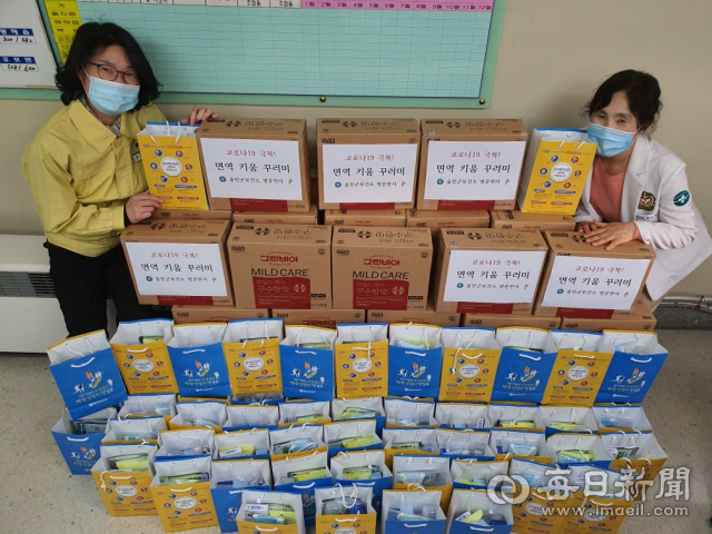 울진군이 면역력이 약한 암 환자들의 코로나19 방역을 강화하고 면역력을 높이기 위한 물품을 전달하고 있다. 울진군 제공