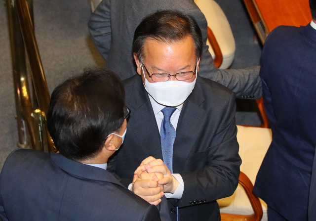 4·15총선에서 낙선한 더불어민주당 김부겸 의원이 20일 국회 본회의장에서 동료와 인사하고 있다. 연합뉴스