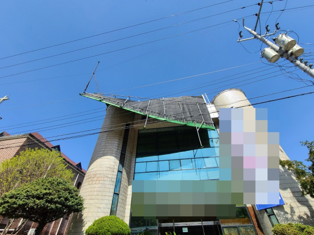 21일 오후 강풍으로 대구 수성구 건물 옥상의 구조물이 기울어진 모습. 대구 수성소방서 제공