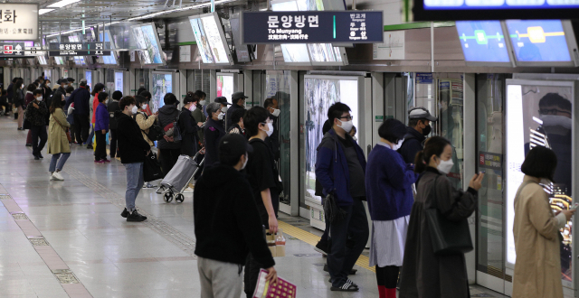 5일 대구도시철도 2호선 반월당역이 마스크를 쓴 시민들로 붐비고 있다. 이날 대구시는 버스·지하철·택시 등 교통수단과 공공시설을 이용할 경우 마스크 쓰기 의무화를 행정명령으로 발동한다고 밝혔다. 행정명령은 1주일간의 홍보 및 계도 기간을 거쳐 고등학교 3학년의 등교 수업이 시작되는 13일부터 강력하게 시행할 예정이다. 김영진 기자 kyjmaeil@imaeil.com