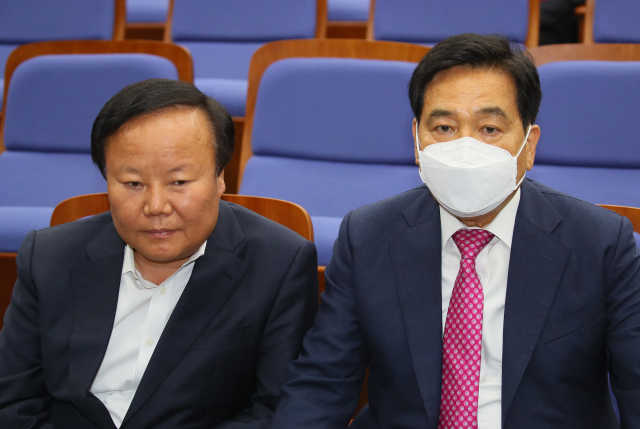 미래통합당 심재철 원내대표(오른쪽)와 김재원 정책위의장이 20일 국회에서 열린 비공개 의원총회에서 굳은 표정을 짓고 있다. 연합뉴스