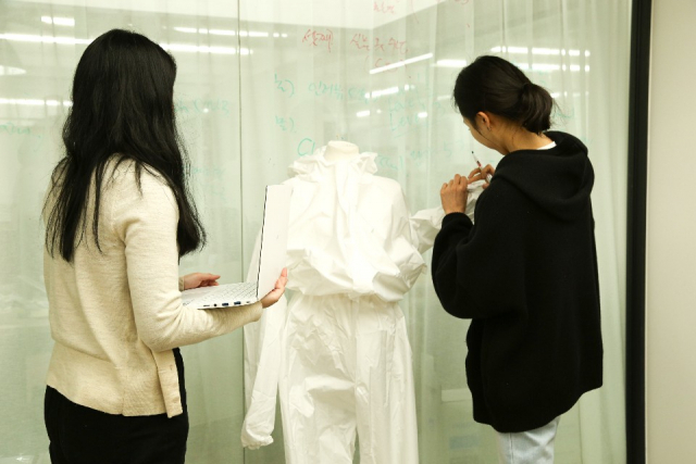 다이텍연구원 연구진이 미국에 수출할 방호복 소재를 살펴보고 있다. 다이텍연구원 제공