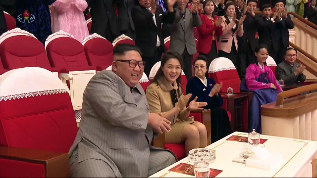 김정은 북한 국무위원장이 설 당일인 지난 25일 삼지연극장에서 부인 리설주 여사와 함께 명절 기념공연을 관람했다고 조선중앙TV가 26일 보도했다. 최룡해 국무위원회 제1부위원장, 김정일 국방위원장의 여동생이자 처형된 장성택의 부인이었던 김경희 전 노동당 비서, 리일환 노동당 부위원장, 조용원·김여정 당 제1부부장, 현송월 부부장이 함께 공연을 관람했다. 김경희는 2013년 12월 장성택 처형 6년여만에 처음으로 공개석상에 모습을 드러냈다. 왼쪽부터 공연을 보며 박수 치는 김정은, 리설주, 김경희, 김여정, 조용원. [조선중앙TV 화면 캡처] [국내에서만 사용가능. 재배포 금지. For Use Only in the Republic of Korea. No Redistribution] 연합뉴스