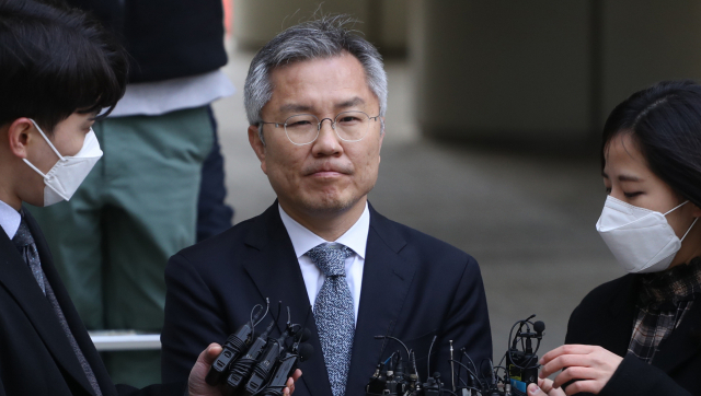 조국 전 법무부 장관 아들의 인턴활동 확인서를 허위로 작성해준 혐의로 기소된 최강욱 전 청와대 공직기강비서관이 21일 오전 첫 공판이 열린 서울중앙지법에서 기자들의 질문에 답하고 있다. 연합뉴스