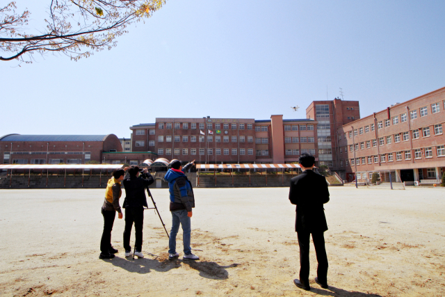 경북도청소년수련원 수련부 청소년지도사들이 휴관 중인 시설 장비 드론을 활용해, 지역 학교 동영상을 촬영하고 있다. 경북도청소년수련원 제공