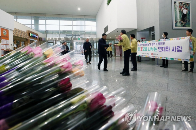 지난 13일 광주시청 직원들이 코로나19로 매출이 급감한 화훼농가를 돕기 위해 