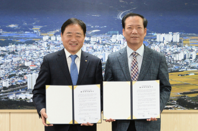 구인모 거창군수와 신경조거창새마을금고 이사장이 저출산 극복 지원