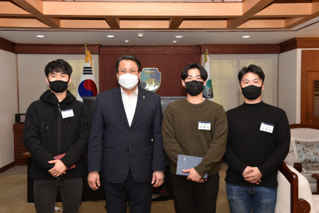 2020학년도 1학기 수업 전체를 비대면으로 진행하기 위해 총학생회장을 비롯한 자치기구 학생대표들과 간담회를 진행한 변창훈 총장. 대구한의대 제공