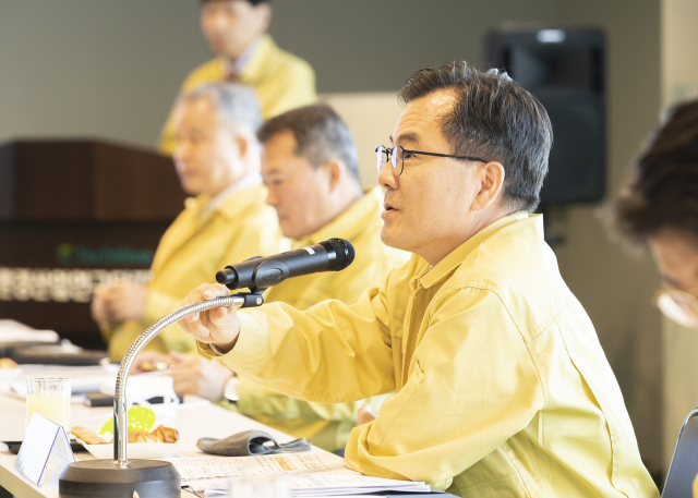 홍정기 환경부 차관이 21일 오전 인천 서구 환경산업연구단지를 방문해 코로나19로 인한 입주기업의 어려움을 듣고 기업의 경영부담 완화를 위한 지원대책에 대해 논의하고 있다. [환경부 제공. 재판매 및 DB 금지] 연합뉴스