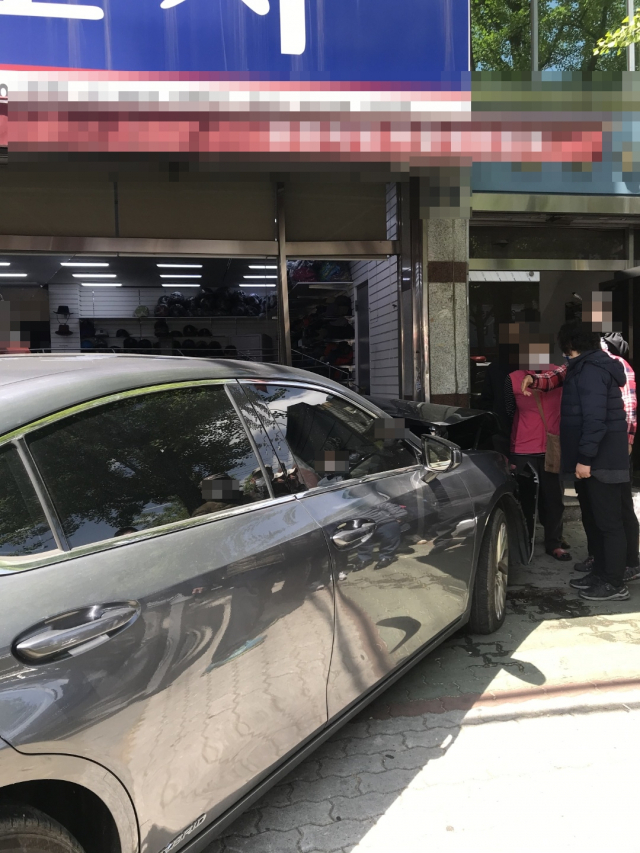 22일 낮 12시 37분쯤 대구 중구 대신동 큰장삼거리 주변에서 A(64) 씨가 운전하던 렉서스 승용차가 서문시장 주변 상점으로 돌진했다. 이 사고로 행인 2명이 다쳐 치료받고 있다. 대구소방안전본부 제공